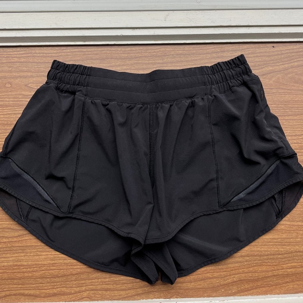 Lululemon Hotty Hot Low Rise Lined Short 2.5" Black, Size 6